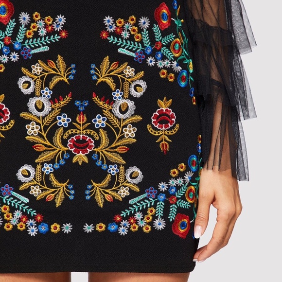 Women’s Embroidered Mini Skirt in Black Floral Combo Sz S NWT - Picture 3 of 7